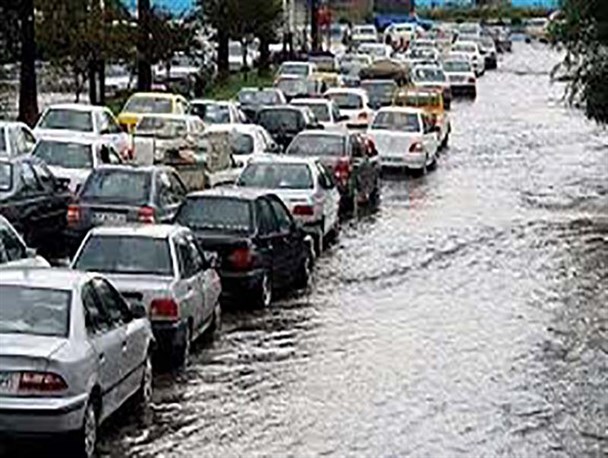 آبگرفتکی و ترافیک در خیابان‌های خرم‌آباد/ معابر به شدت لغزنده است