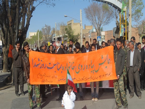 همایش پیاده‌روی خانوادگی در ابرکوه به روایت تصویر