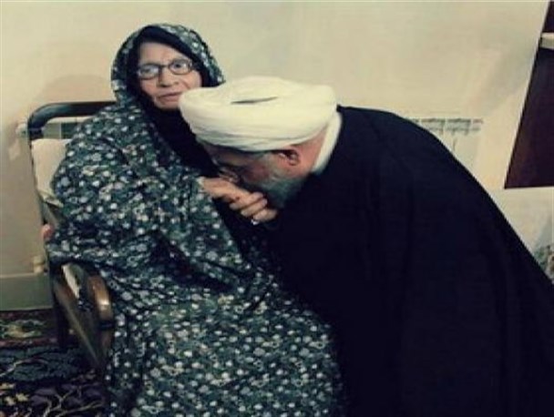 آغاز آیین تشییع مادر حجت الاسلام حسن روحانی در شهرستان سرخه