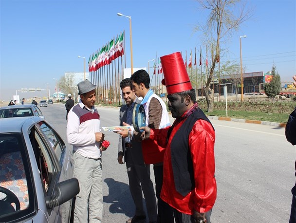 گزارش تصویری/ استقبال مسئولین شیروان از مسافران نوروزی