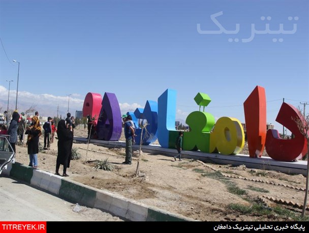 نصب المان های نوروزی در دامغان به روایت تصویر