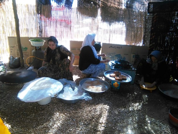 استقبال از میهمانان نوروزی با نان محلی در "باینگان" +تصاویر
