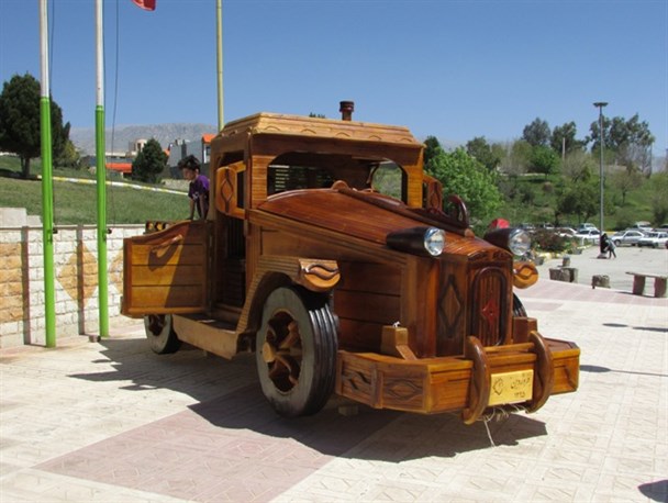 رونمایی از بزرگترین خودروی چوبی جهان در گچساران +تصاویر