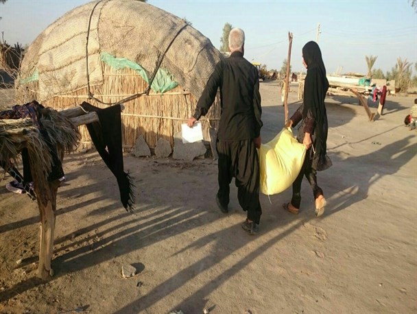 عیدی گروه جهادی منادیان رحمت به کپرنشینان جنوب کرمان/تصاویر