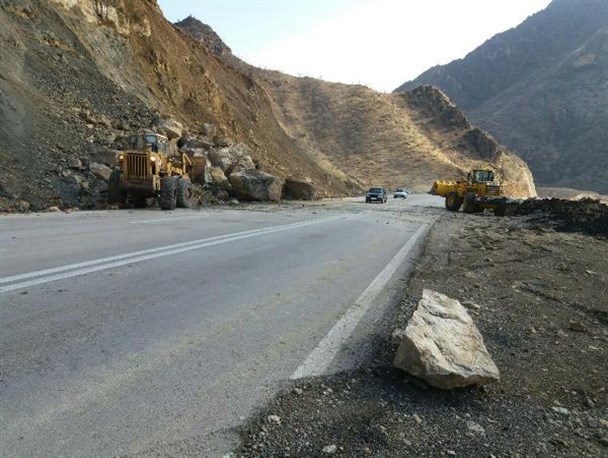 ریزش کوه در مسیر جاده اسلام آبادغرب به ایلام پاکسازی شد + تصاویر