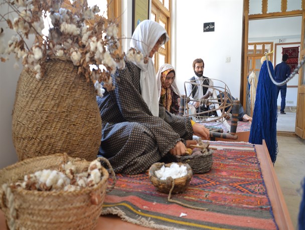 جذابیت موزه فرش اردکان دوچندان شده است/توجه مسئولین لازمه ادامه کار