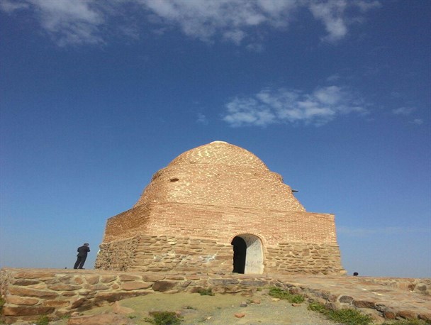 کوه شیدا آرامگاه سبحان وردی خان جد امان الله خان والی کردستان دردوره نادر شاه افشار