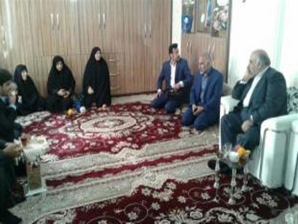 استاندار کرمانشاه در نخستین روز سال نو به دیدار خانواده شهدا رفت