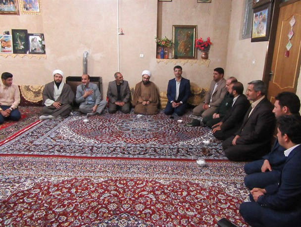 دیدار و سرکشی مسئولین شهرستان سنقروکلیایی با خانواده شهید امجدیان+ تصویر