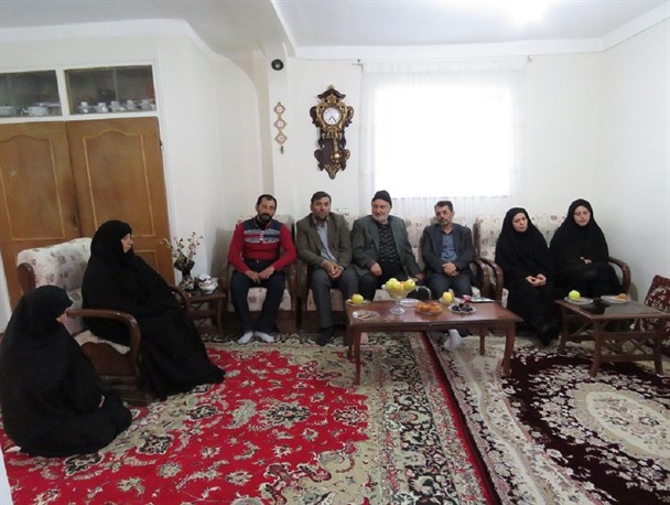 دیدار مسئولین بنیادشهید از خانواده معظم شهداء در خلخال + تصاویر