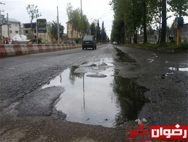 جریان چندین روز آب در خیابان های رضوانشهر/شهروندان به فکر قایق برای عبور از خیابان باشند+تصاویر