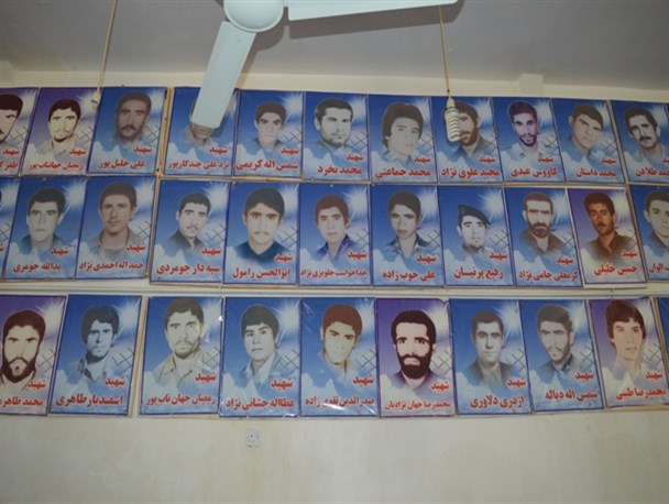 نصب تصاویر شهدا در مساجد شهرستان بهمئی به روایت تصویر
