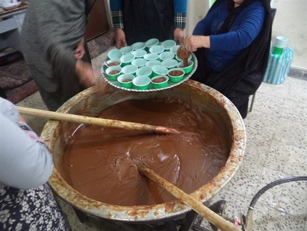 پخت و توزیع سمنو به مناسبت اعیاد شعبانیه/تصاویر