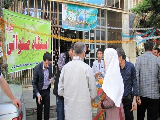 مردم گرمی با برپایی ایستگاه صلواتی نیمه شعبان را گرامی‌داشتند