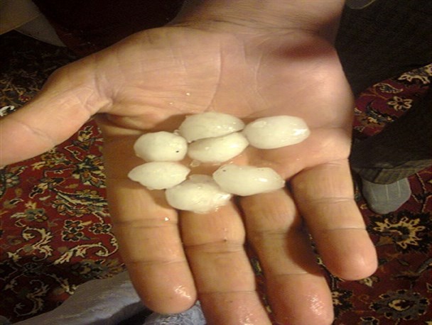 بارش دانه های تگرگی با قطر بیش از یک سانتی متر در روستای زمند+عکس