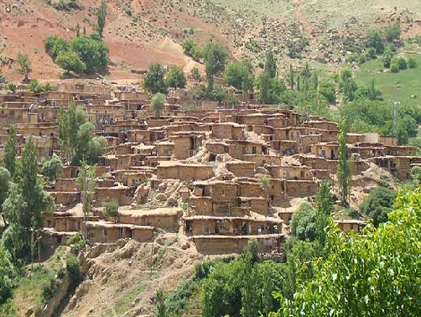 طرح ایمن سازی روستاهای پشتکوه یکی از سنگین ترین پروژه های اجرایی فریدونشهر است/ بازدید مسئولان شهرستان از روند بازسازی روستای کلوسه