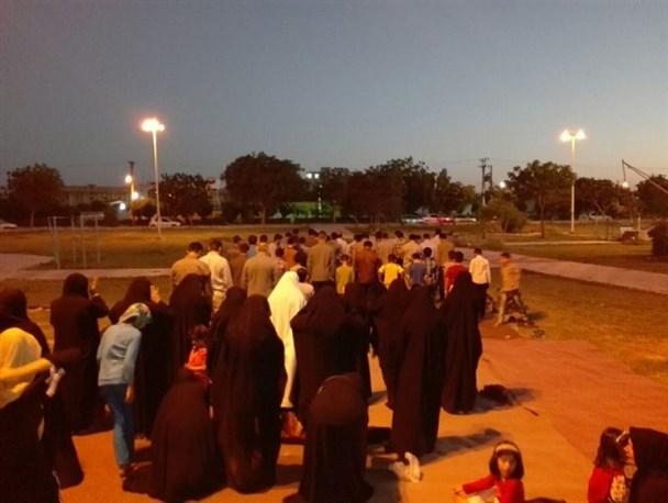 روزه داران بهبهان بر روی ساده ترین سفره رمضان افطار کردند + تصاویر