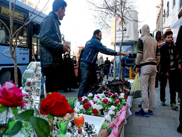اقدامات جزیره ای مسئولان، عامل فعالیت مافیای دستفروشی در کرج!/ مشاغل کاذب کوچه بازاری؛ نمود عینی ناکار آمدی اقتصاد است