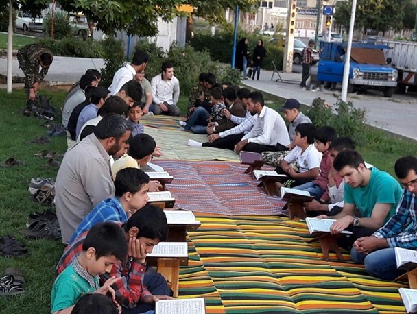 حضور قلب در محفل انس با قرآن مجید در یک پارک+تصاویر