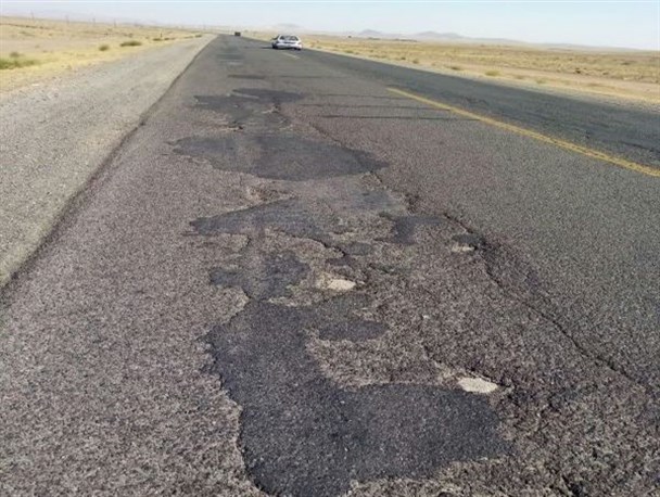تصادف در پررفت و آمدترین جاده قم به علت عدم بهسازی+تصاویر