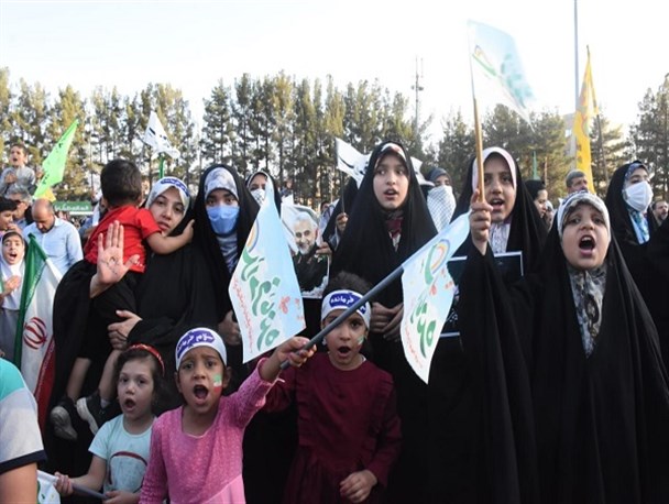 اجرای باشکوه سرود سلام فرمانده در بیرجند/عرض ارادت دهه نودی‌های به ساحت امام عصر(عج)