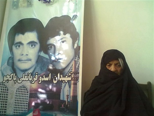اینجا پلاک سه، بر سردر خانه نوشته اند "حسینیه"، حسینیه شهیدان پاکجو