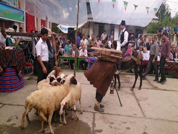 جشنواره شکرانه فندق و گل گاوزبان در گره گوابر اشکور رودسر برگزار شد