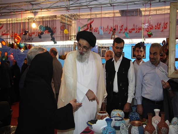 بازدید نماینده ولی فقیه در استان البرز از نمایشگاه دستاورد هایی آموزش فنی حرفه ای استان البرز