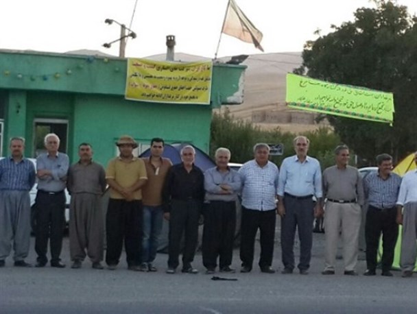 مشکلات کشت و صنعت مهاباد همچنان پا برجاست/ طلبکاران جلو شرکت اعتصاب کرده اند + تصاویر و اسناد