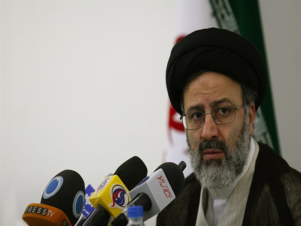 محور همه برنامه‌های آستان گره‌‎گشایی از مردم است/ یکسال است منتظر مجوز بانک قرض‌الحسنه هستیم