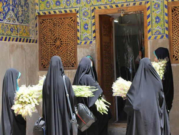 اهدای 8000 شاخه گل به دختران توسط دختران محجبه اصفهانی/ تصاویر