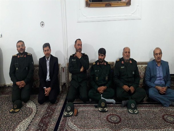 رئیس سازمان بسیج با خانواده شهید«آغه ویسی» در سنندج دیدار کرد+عکس