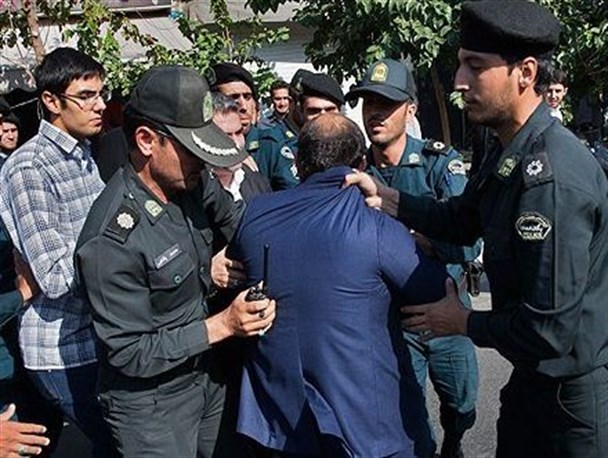 برخورد خشن پلیس با معترضان به بازگشایی لانه روباه پیر!+تصاویر