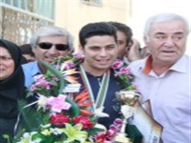 قهرمان جهانی کونگ فو با مدال طلا وارد تاکستان شد