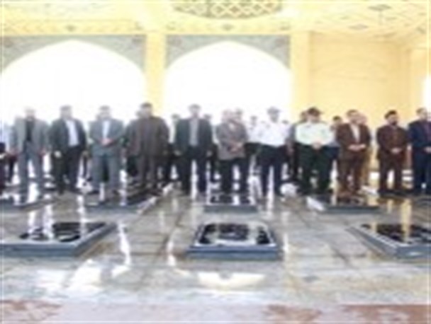 گلزار شهدای تاکستان در اولین روز از هفته دولت گلباران شد