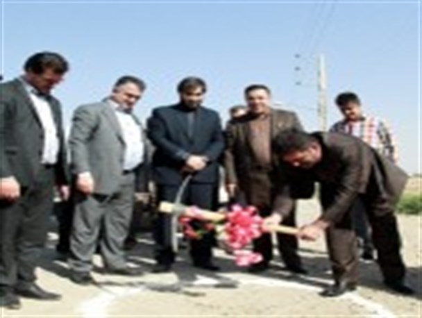 کلنگ پروژه تعریض محور تاکستان به اک به زمین زده شد