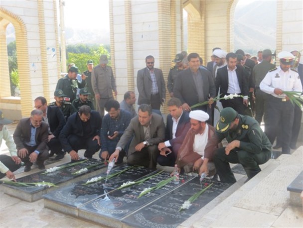 مراسم غباروبی مزار شهدای طارم همزمان با آغاز هفته دولت در شهرستان طارم +تصاویر