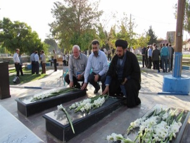 گلزار شهدای اردستان غبارروبی و عطرافشانی شد