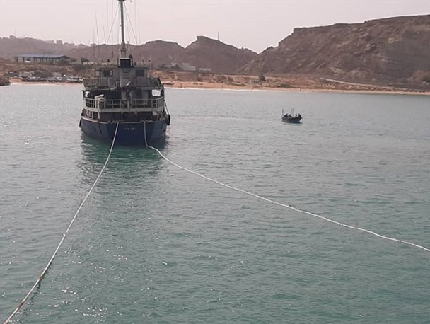 شناور به گل نشسته در چابهار از ساحل جدا شد