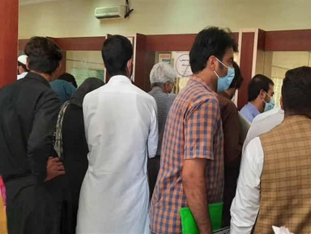 جولان کرونا در مرکز تعویض پلاک زاهدان/ فاصله گذاری اجتماعی جدی گرفته نمی شود