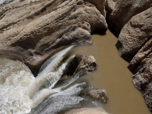 این گِل دست از سر چهارمحال و بختیاری برنمی‌دارد/ باز شدن دریچه سد زاینده‌رود باعث گل‌آلودگی آب رودخانه شد