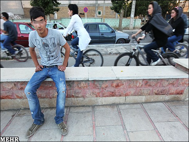 مدگرایی تا کجا؟/ پسران ابرو برداشته و دختران بی روسری!