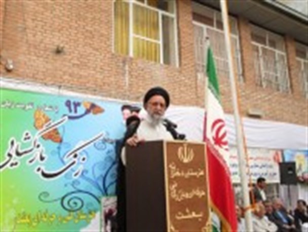 جوانان از مسائل حاشیه ای خودداری کنند