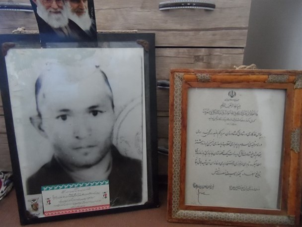 اهداء لوح و نشان مقام معظم رهبری به خانواده مراوه ای+تصویر