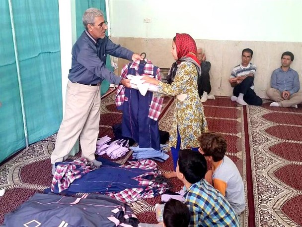 گروه خیریه‌ی واتس آپی کازرون، جامه نو بر تن دانش آموزان خشتی کرد
