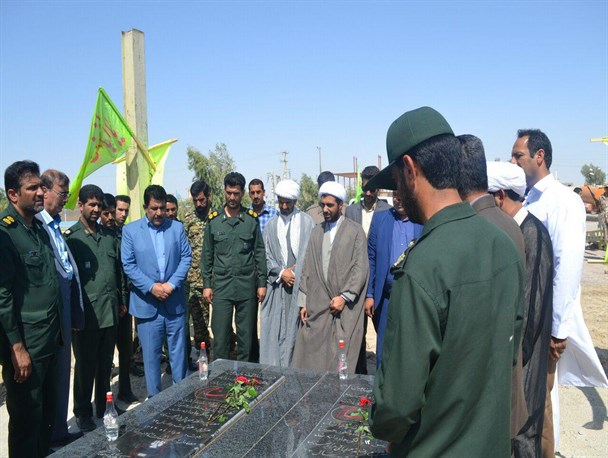 غبارروبی و عطرافشانی مزار شهدای گمنام شهرستان نیمروز+تصاویر