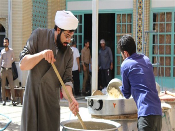 طبخ و توزیع 5 هزار پرس غذای نذری در مرودشت