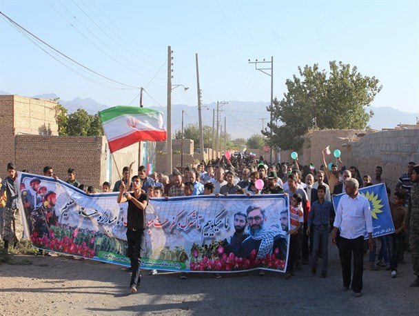 همایش پیاده‌روی خانوادگی در بزنجرد خلیل آباد برگزار شد+ تصاویر