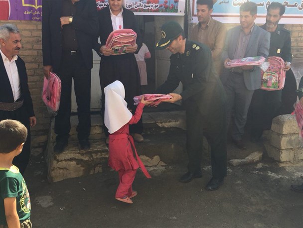 1150 بسته آموزشی در مناطق محروم سردشت توزیع شد