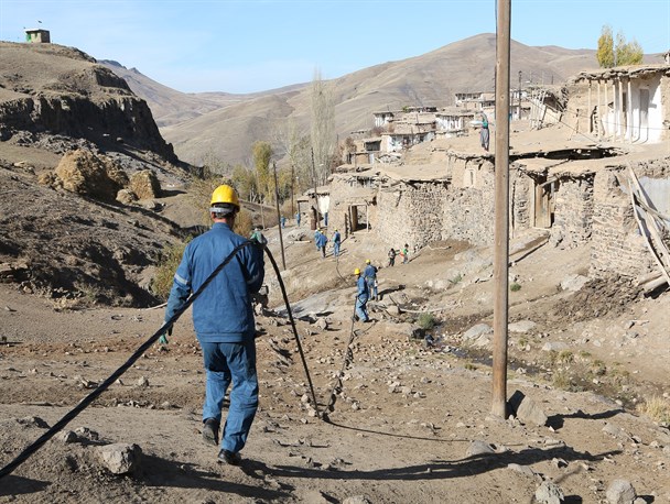 کابل های خودنگهدار جایگزین شبکه های سیمی می شوند/ محروم ترین روستاهای زنجان از نعمت برق برخوردار هستند